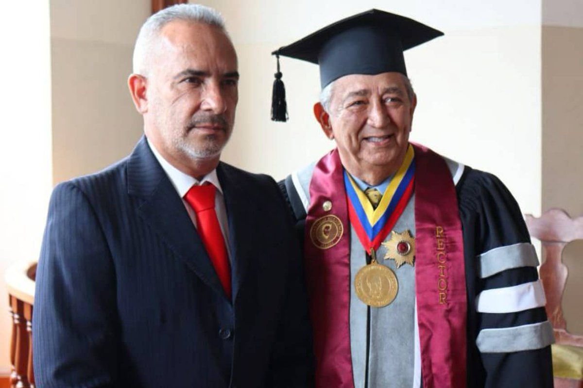 Hoy, junto a mi familia recibí el Doctorado Honoris Causa que otorga la Universidad Bicentenaria de Aragua.  Aprovecho para invitar a los tachirenses a estar en formación permanente.