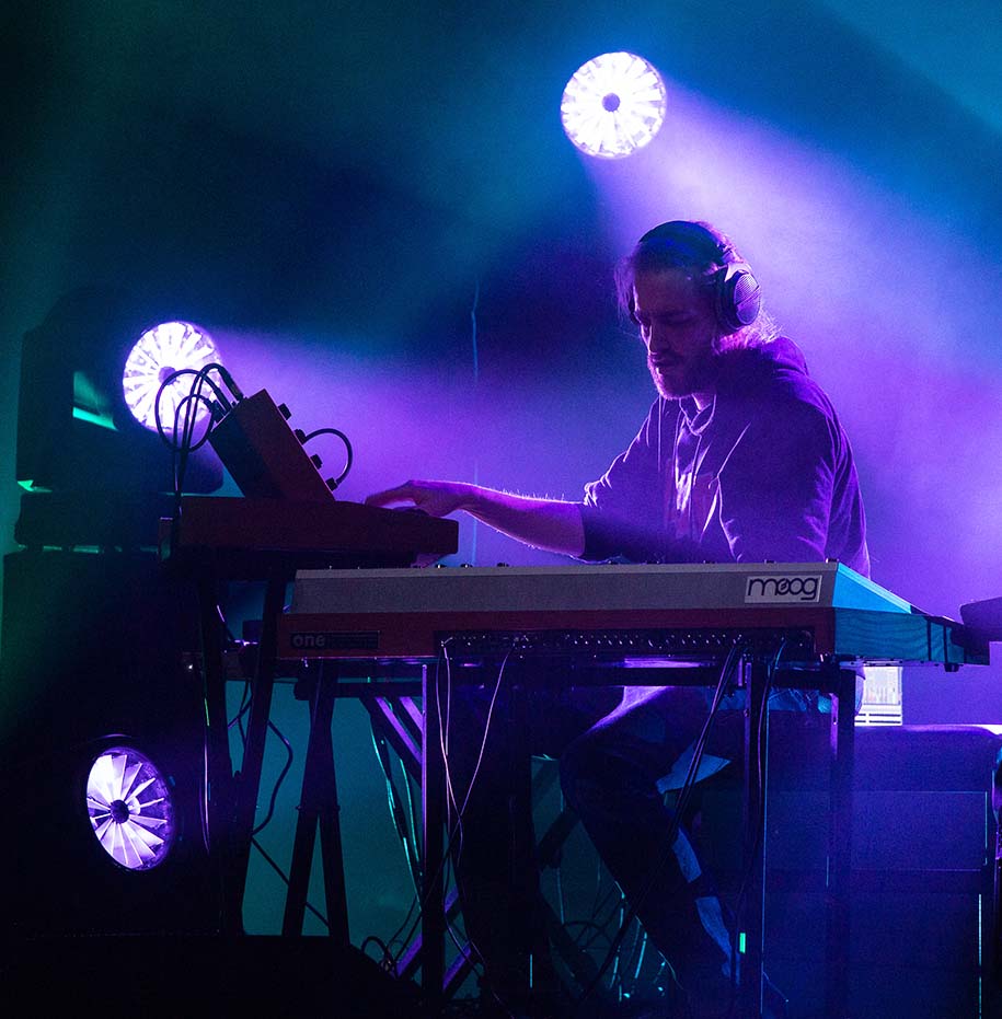 LatamStage's tweet image. Las luminarias #VL5LED WASH, #VL10 BEAMWASH y #VL6500 WASH de @Vari_LIte agregan efectos increíbles al show de Niels Broos, célebre músico holandés 🇳🇱.
👀bit.ly/36iMMKt
📰bit.ly/3EMJNWK
#LatamStageNews #LatamStage