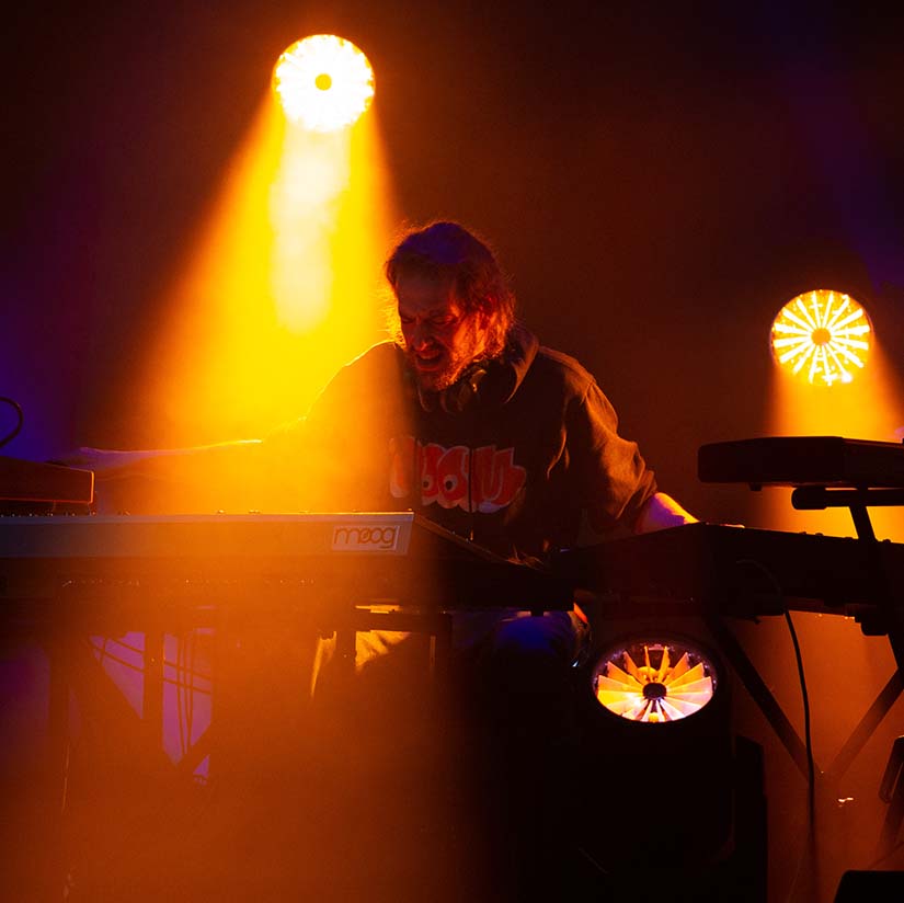 LatamStage's tweet image. Las luminarias #VL5LED WASH, #VL10 BEAMWASH y #VL6500 WASH de @Vari_LIte agregan efectos increíbles al show de Niels Broos, célebre músico holandés 🇳🇱.
👀bit.ly/36iMMKt
📰bit.ly/3EMJNWK
#LatamStageNews #LatamStage