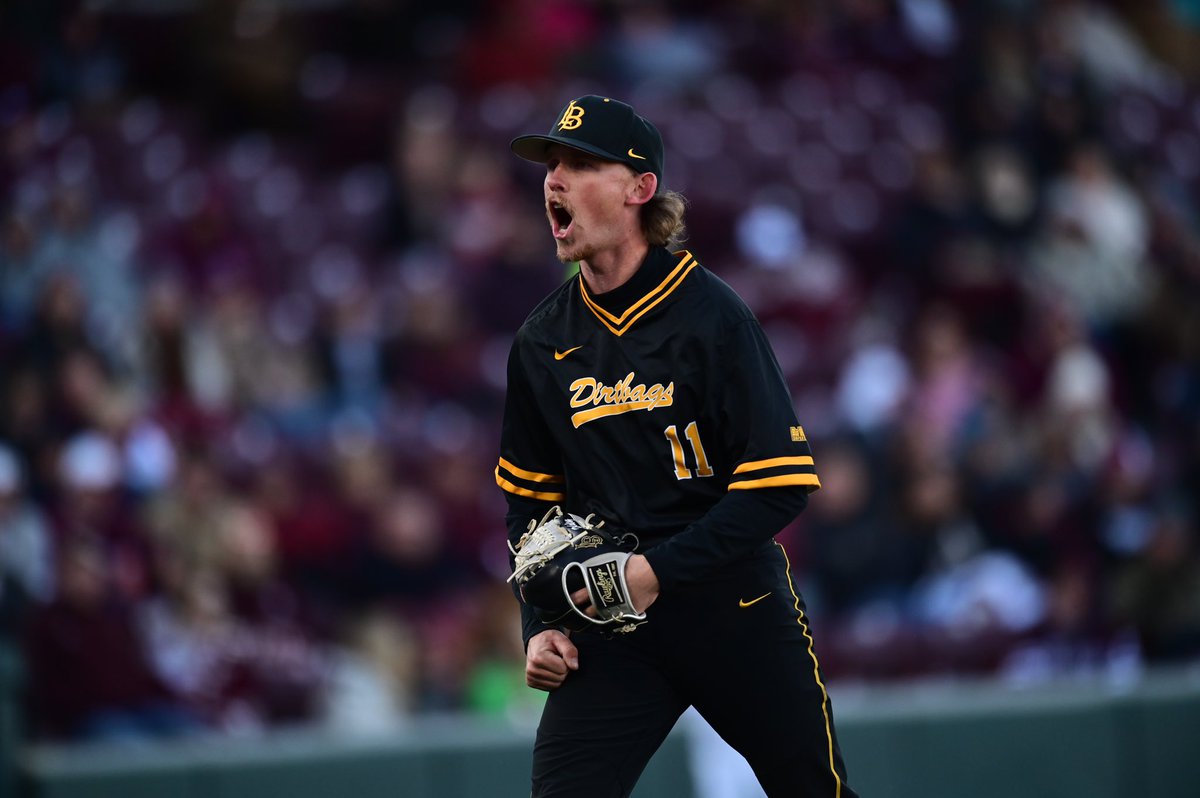 NCAABaseball's tweet photo. 🚨UPSET🚨

The first upset of the season belongs to No. 24 Long Beach State! The Dirtbags defeat No. 4 Mississippi State, 3-0.

#NCAABaseball x 📸 @LBDirtbags 
https://t.co/WslYCTogaw