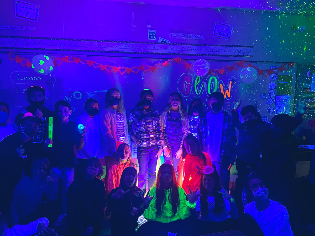 MissCaraG's tweet photo. Glow Party Fun! We ❤️Math!  #Allin157c #fsd157c @Chelsea_Tigers #157cloves https://t.co/Kei1bCaAPA