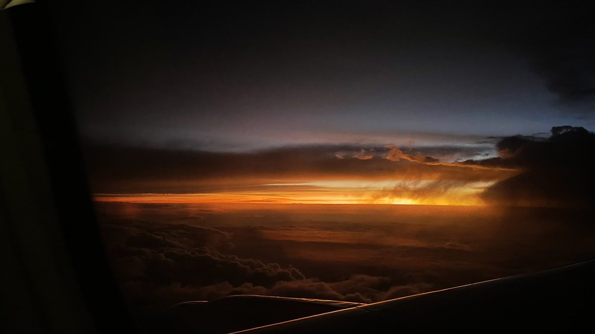 carlosptobarc's tweet photo. La magia de lo simple, mirar por la ventana. @LATAM_ECU #LA1405 17/02 https://t.co/rteUUGDlU4