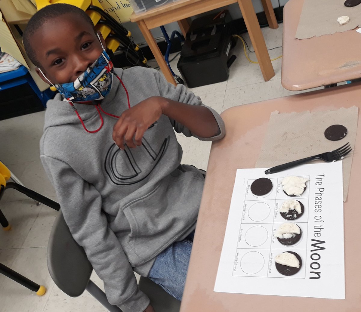 FlojeanO's tweet photo. Phases of the moon.  I decided to be GT and do all eight phases. That's a lot of Oreo cookies. OMG!! My kiddos enjoyed it especially since they could eat their Moons.  Shout out to @MarthaStarghill  for doing it first .. Great minds think alike.  @BurrusES https://t.co/7e4YaDOFgU