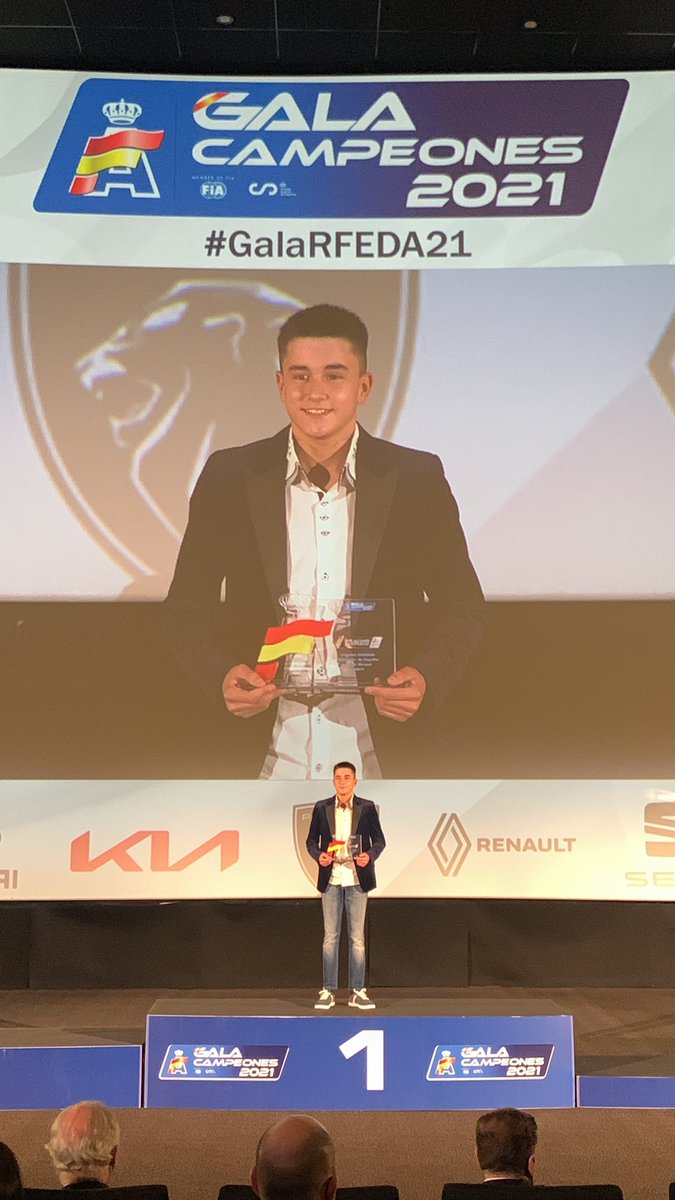 Lucas Camba, piloto de nuestro equipo, recogió hoy el premio de campeón de la F4 española virtual en el evento organizado de la #GalaRFEDA21 por la <a href="/RFEdeA/">Real Federación Española de Automovilismo</a>