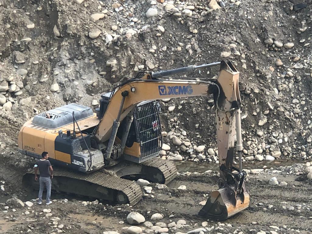 EjercitoECU's tweet photo. #ZamoraChinchipe| @FFAAECUADOR a través del B.S 62 Zamora, en coordinación con @ARC_EnergiaEc y #PPNN, realizó una operación militar en el sector #Chamico, parroquia #Cumbaratza, donde se inhabilitó maquinaria utilizada en actividades de minería ilegal.
#OrgulloDefenza https://t.co/hL1pOy6G2L