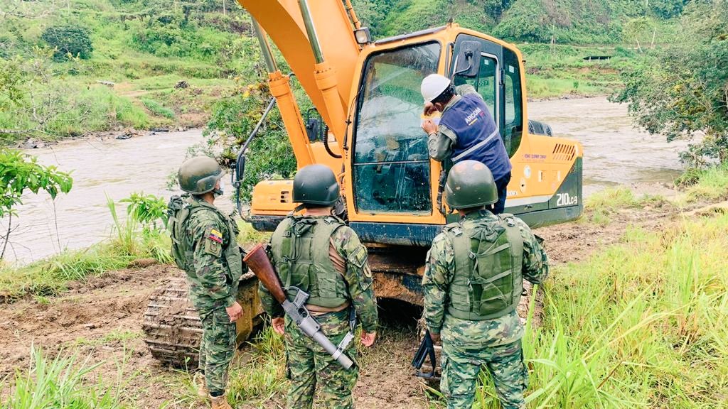 EjercitoECU's tweet photo. #ZamoraChinchipe| @FFAAECUADOR a través del B.S 62 Zamora, en coordinación con @ARC_EnergiaEc y #PPNN, realizó una operación militar en el sector #Chamico, parroquia #Cumbaratza, donde se inhabilitó maquinaria utilizada en actividades de minería ilegal.
#OrgulloDefenza https://t.co/hL1pOy6G2L