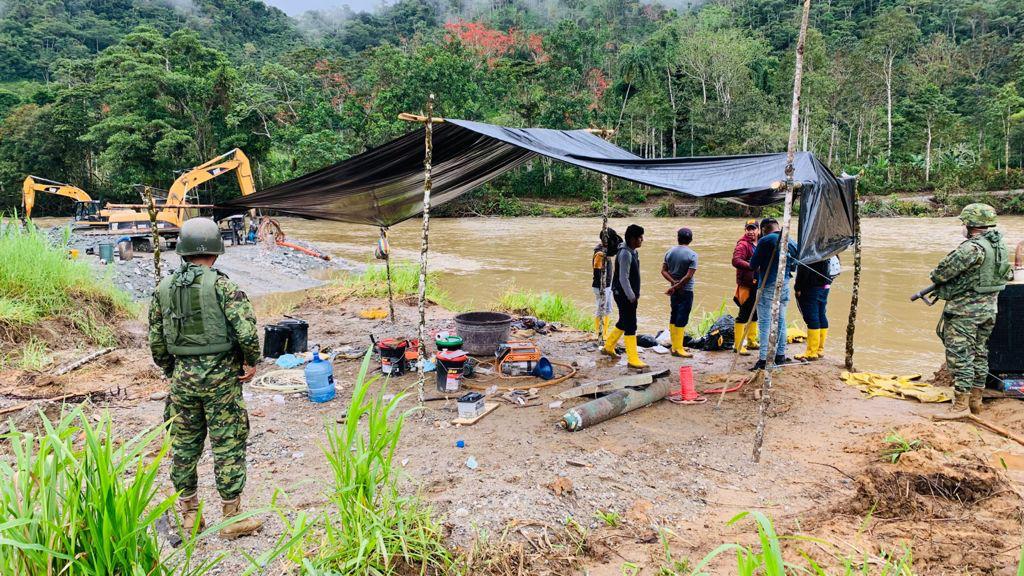 EjercitoECU's tweet photo. #ZamoraChinchipe| @FFAAECUADOR a través del B.S 62 Zamora, en coordinación con @ARC_EnergiaEc y #PPNN, realizó una operación militar en el sector #Chamico, parroquia #Cumbaratza, donde se inhabilitó maquinaria utilizada en actividades de minería ilegal.
#OrgulloDefenza https://t.co/hL1pOy6G2L