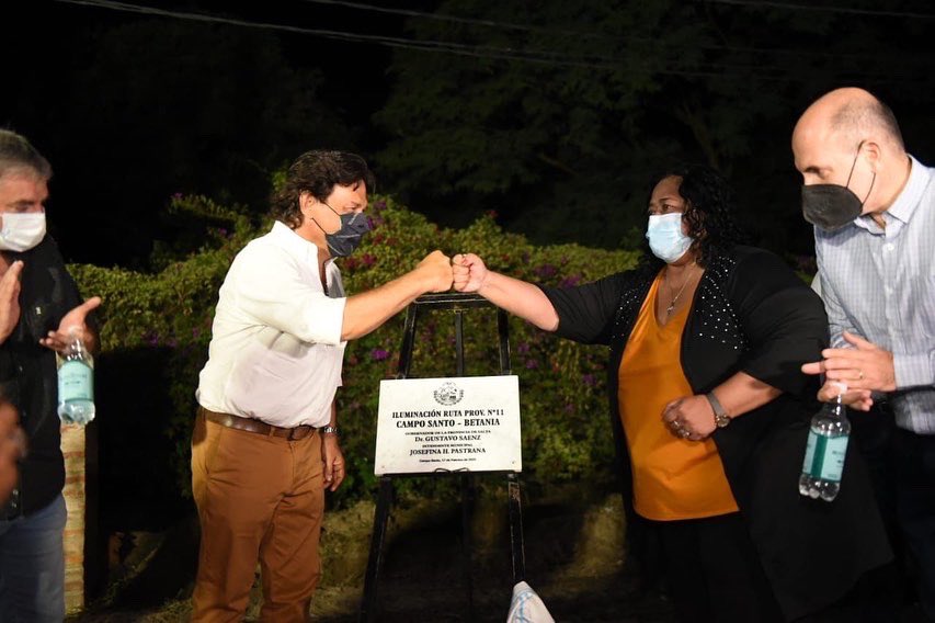 GustavoSaenzOK's tweet photo. En Campo Santo, encendimos las llaves del sistema de iluminación del tramo que une a la localidad con Betania en la ruta provincial 11, junto a la intendenta, Josefina Pastrana. https://t.co/zwbHqNazpe