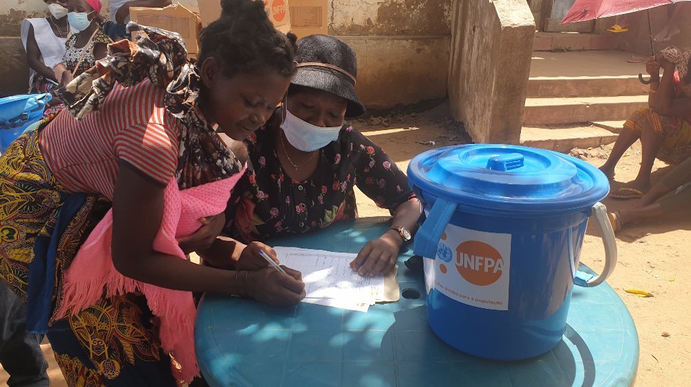 UNFPA's tweet photo. “We lost everything,” says Noemia, a 19-year-old in #Mozambique affected by #TropicalStormAna.

@UNFPAMocambique is distributing life-saving supplies to women in the aftermath of this #humanitarian crisis.

Learn more: https://t.co/BmK9o9mThe https://t.co/CWfwyrGiAZ