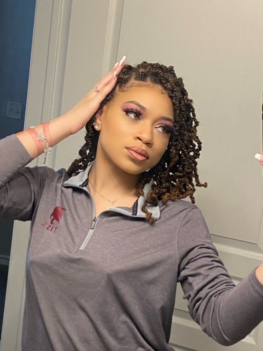 _deessy_'s tweet image. Untouchable, but you feel me 💕