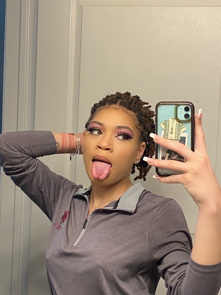 _deessy_'s tweet image. Untouchable, but you feel me 💕