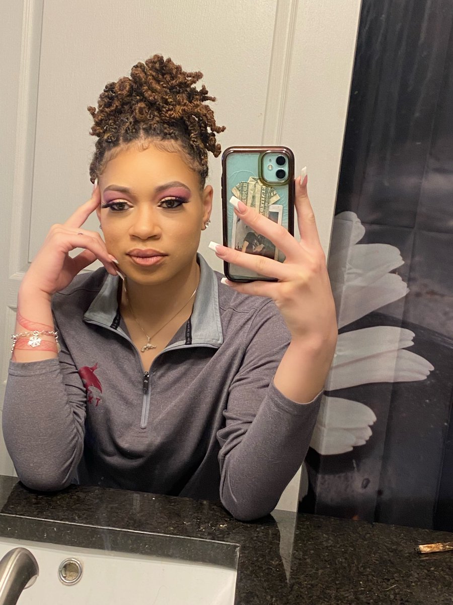 _deessy_'s tweet image. Untouchable, but you feel me 💕