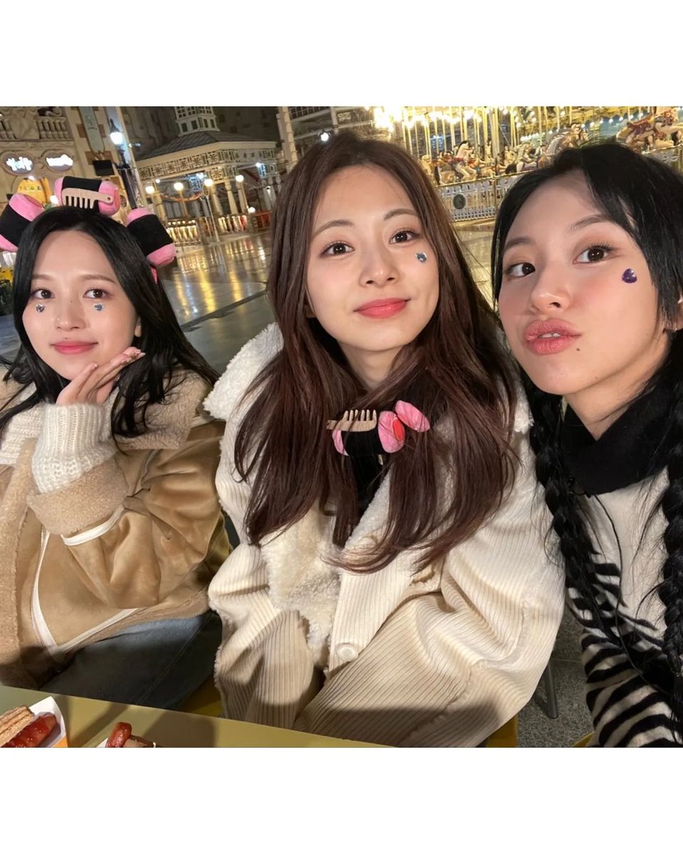 chaeyuarchive's tweet photo. THEY ARE ALIVE!!! https://t.co/mJy6aQlcqR