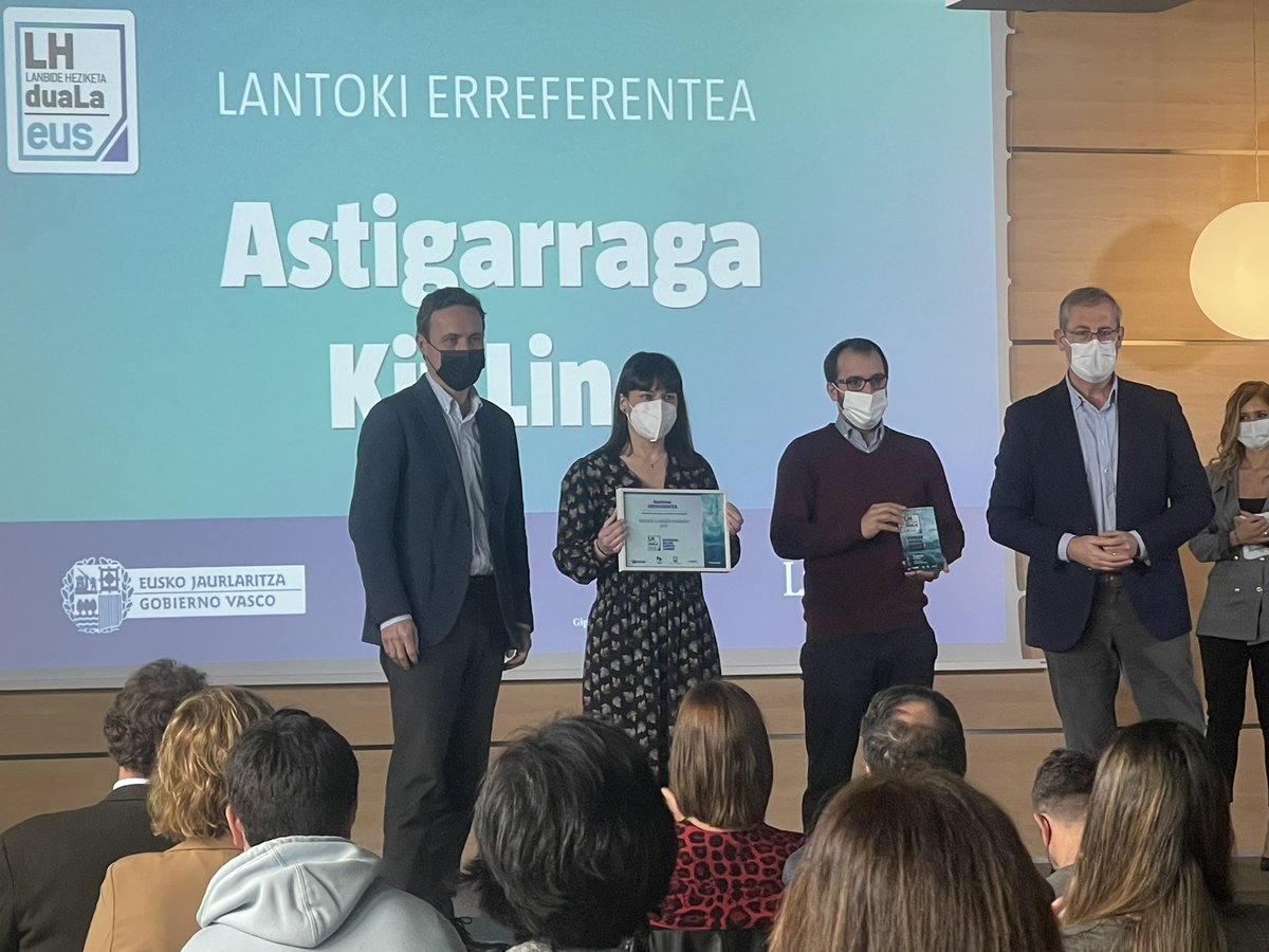 Izarraitz_LHII's tweet photo. LH duala euskaraz ekitaldian ikasle, enpresa eta ikastetxeei aitortza egin zaie. Bertan, besteak beste, gure ikastetxea eta #AstigarragaKitLine eskualdeko enpresa. Zorionak guztioi !!
@jakinbai @FPeuskadi @ikaslangipuzkoa @Gipuzkoa https://t.co/MhYggZ4pFW