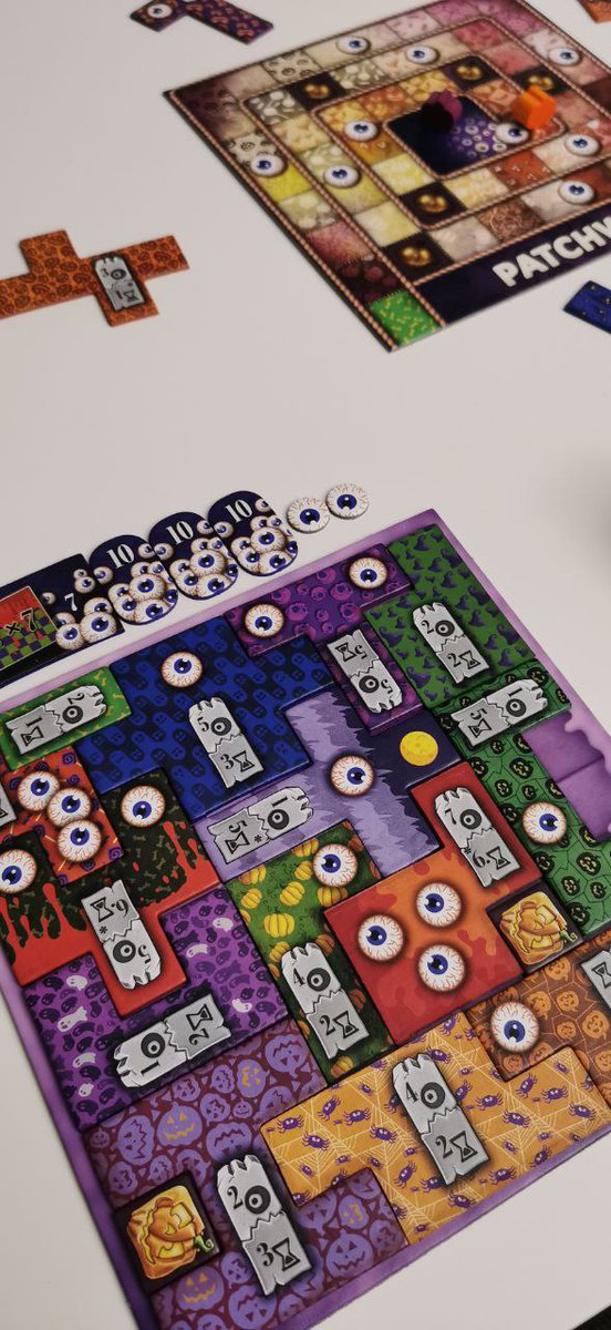 Oxymo_Rhon's tweet photo. Primera partida al #Patchwork #PatchworkHalloween y consigo la friolera de 12 puntos negativos.
Sé que al #PatchworkDoodle no le gano nunca a @Neryndie, pero esto es insultante hasta para mí 🤣
Me bajo de la vida 'abstracta', de verdad.
@Asmodee_Spain
#JuegosDeMesa #bggcatalog https://t.co/E5jUG9aknh