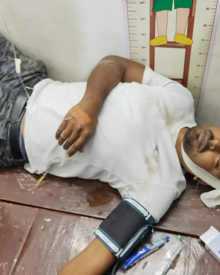 FAIMA_INDIA_'s tweet photo. #MedicalStudents attacked with Hockey Sticks while studying in library of @gmcbettiah inside campus of Hospitala by local goons called on by #NursingStaff of Same Hospital. 
#FAIMA request @bihar_police arrest culprit ASAP! 
@BettiahPolice @NitishKumar
@mangalpandeybjp
@ANI https://t.co/l3Fg2uEqbu