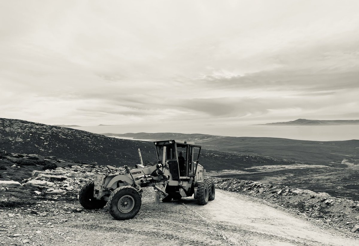 justin_westside's tweet photo. Tough country on Mt Byron #casece #jcb #cheiftain #islandlife #livingthedream https://t.co/6wHDTs1K6S