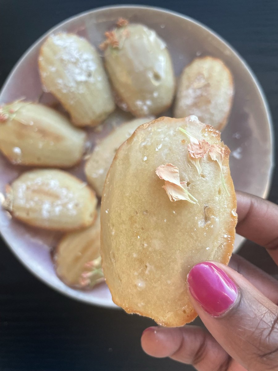 FlourishHeights's tweet photo. highlight of the week: making Madeleines ๐ they werenโt perfect looking but they tasted great! #frenchcookies #madeleines #baking https://t.co/XuL9fzI8nU