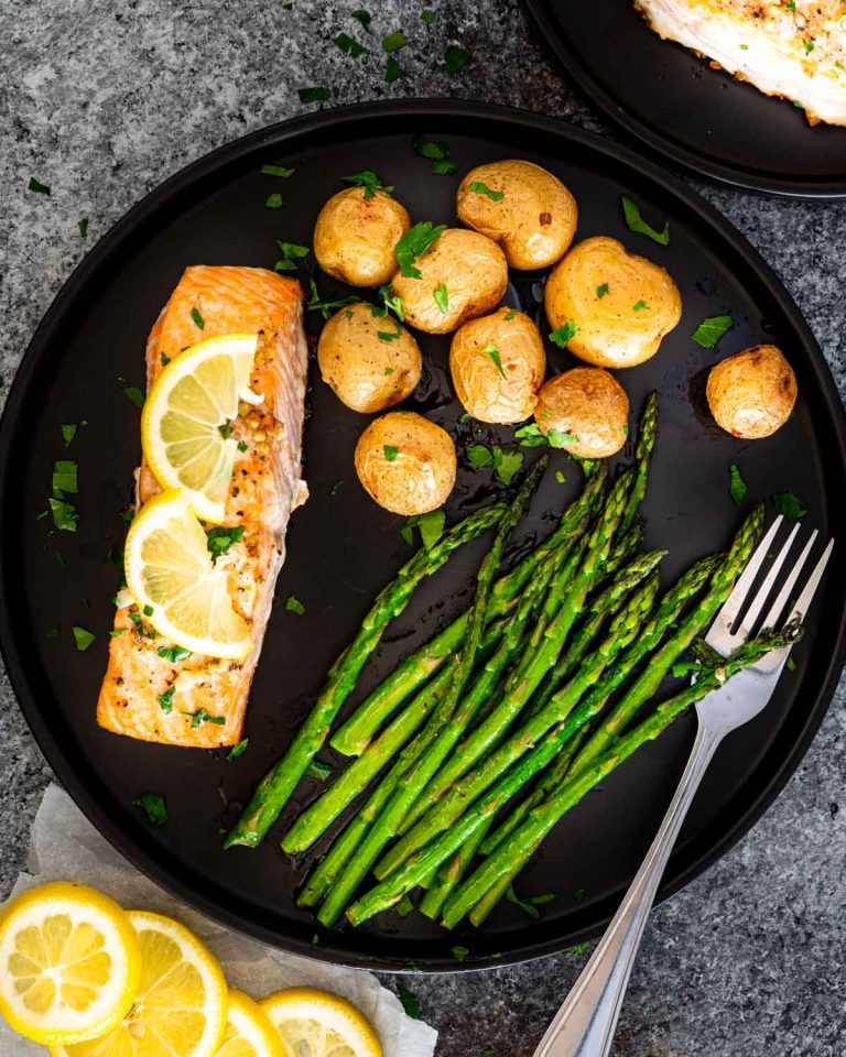 Al_Sanchez59's tweet photo. Lemon brings a zesty touch to this flavorful sheet pan #dinner. #homecooking  https://t.co/0B4qZw7uRa https://t.co/jozFre0wvN