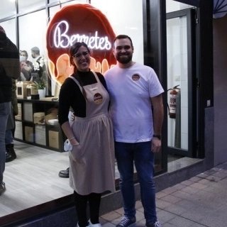 avivasalamanca's tweet photo. Inauguracion @tienesberretes obrador de pastelería artesanal
- Endulzar con pequeños y grandes bocados. 🎂🍪 
- La inclusión  👨‍🦽👨‍🦯
- Llenar la cara de #berretes a todos🤤  
Desde aquí os deseamos mucho éxito y toda la suerte del mundo!! 
#somosAviva #pasteleria #dulce #inclusión https://t.co/ht1ZdacKgR