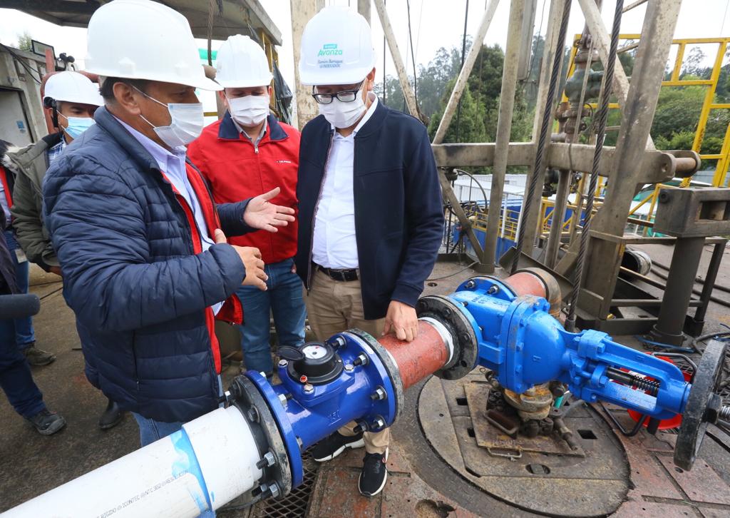 RamiroBarraganA's tweet photo. ¡Histórico!
Hoy somos testigos de los primeros litros de agua que emana el pozo profundo que construimos en Chiquinquirá.

Significa la alegría para 60 mil familias que en época de sequía sufrían por suministro. Invertimos $15 mil millones en este pozo, el más profundo del país. https://t.co/0bvIHGE9EJ