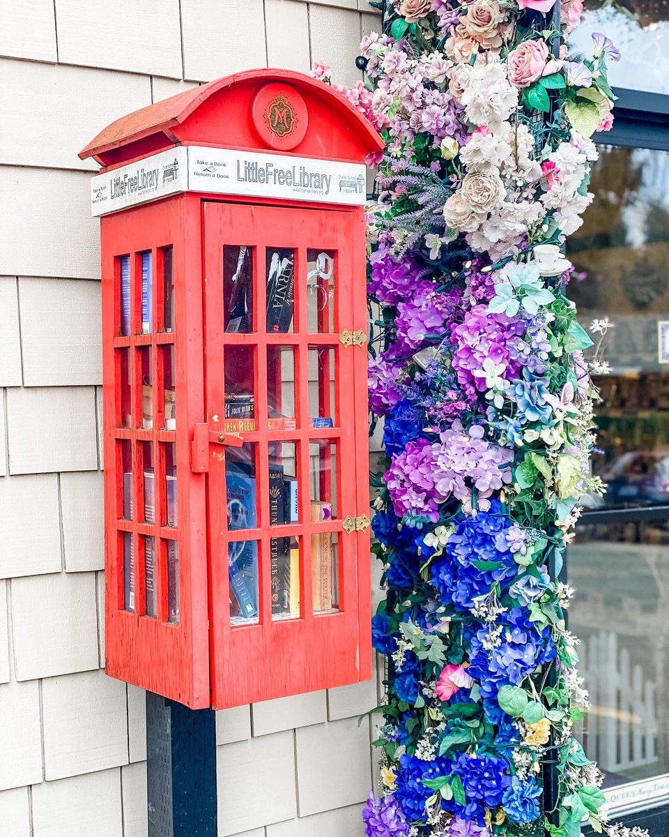LFLSeattle's tweet photo. Charter 19041
Phone Box LFL at @QueenMaryTea
Ravenna
47.66846° N
-122.29676° W
——————————
This LFL is built to resemble a miniature red phone booth. It is stewarded by the @QueenMaryTea.
——————————
Book drop:
• “Madeline”
• “The Seven Husbands of Evelyn Hugo”
• “The Help” https://t.co/wTKqouuYTE