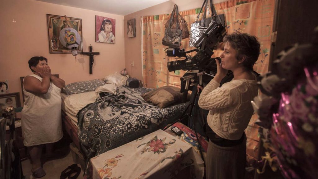 cultura_mx's tweet photo. En esta charla la fotógrafa y directora Maya Goded habla de su cinta "Plaza de la soledad" (2016), en la que retrata a mujeres mayores que han ejercido el trabajo sexual. 

Contenido disponible en #ContigoEnLaDistancia ➡️ https://t.co/5kKByKzoQZ https://t.co/6G1kWBnkpI