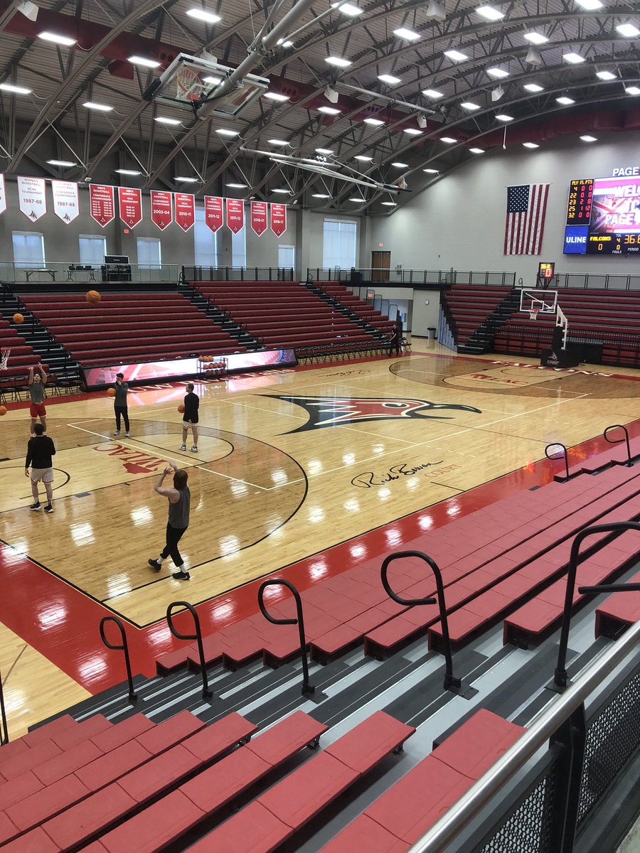 mrchuckkopel's tweet photo. Two of the best venues in the country under 1 roof will host 2 huge games tonight. Falcon Nation, we need your help. @UWRF_Hockey drops the puck at 7:05. @UWRFMensbball tips at 7. Bring the noise to the nest #HuntArena #PageArena #seered #FFT #d3hoops #d3hky https://t.co/LSpwpuqIld