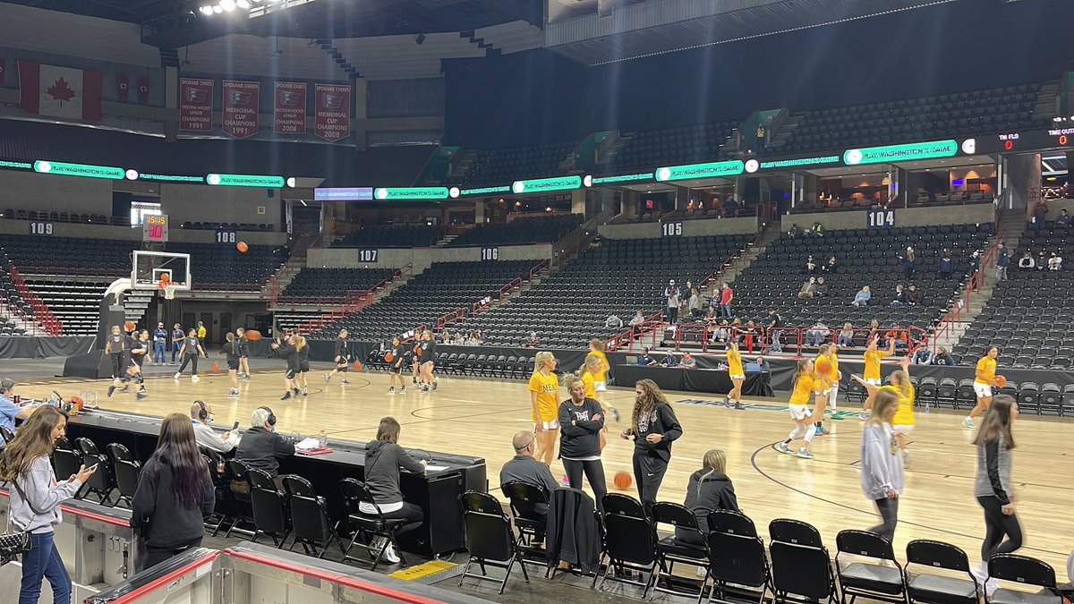 Coachjuanrod's tweet photo. Hermiston Girls, District 8 Championship game. https://t.co/B9QUCBiiT1