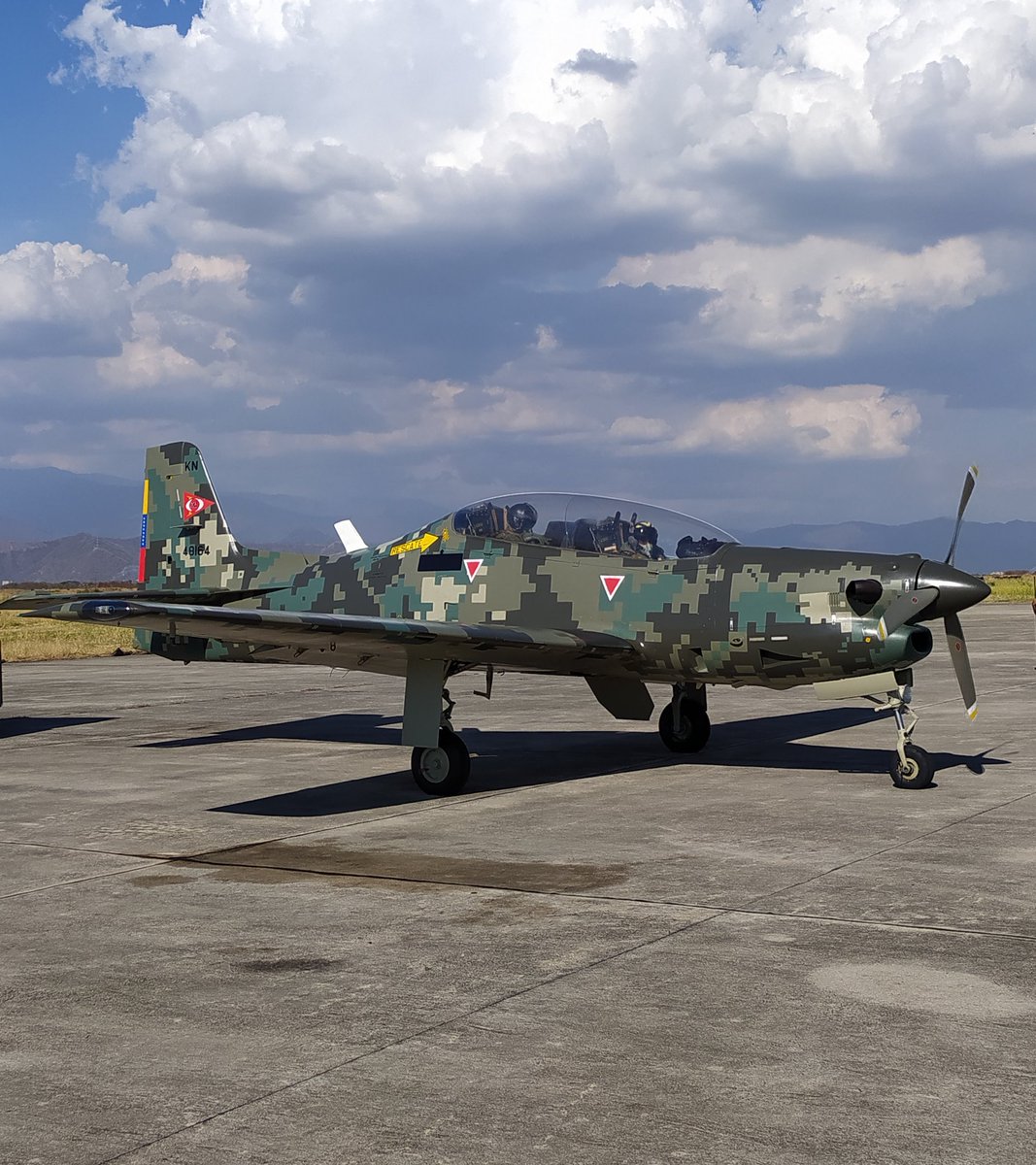 sermaeramb's tweet photo. Nuestro personal concluyó con éxito la recuperación e inspección de 6000 horas de vuelo a una aeronave T-27 "Tucano" del Grupo de Entrenamiento Aéreo N° 14. El avión vuelve a surcar los cielos donde se forjan nuestros futuros pilotos de combate de la Aviación Militar Bolivariana. https://t.co/jpEV88hQeA