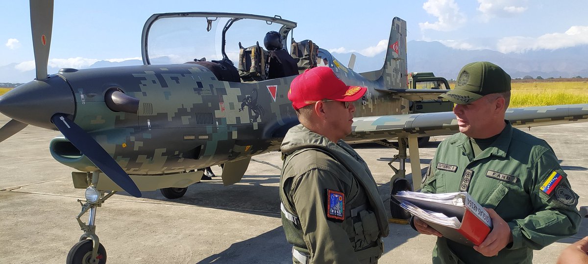 sermaeramb's tweet photo. Nuestro personal concluyó con éxito la recuperación e inspección de 6000 horas de vuelo a una aeronave T-27 "Tucano" del Grupo de Entrenamiento Aéreo N° 14. El avión vuelve a surcar los cielos donde se forjan nuestros futuros pilotos de combate de la Aviación Militar Bolivariana. https://t.co/jpEV88hQeA