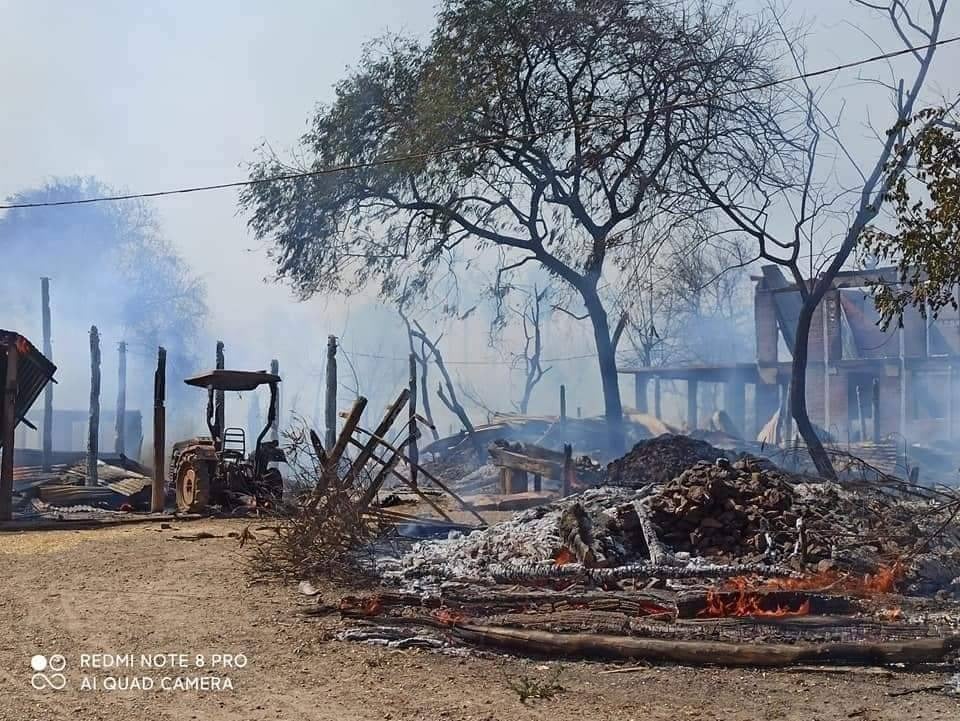 RadioFreeAsia's tweet photo. Residents say more than 300 homes were burned down Friday after more than 20 junta fighters stormed the village of Chaung U in Sagaing, Myanmar. Chaung U is 1mile from Zee Phyu Kone, a village where the military was training pro-junta militias and targeted by anti-junta militias. https://t.co/DUyE00kfmp
