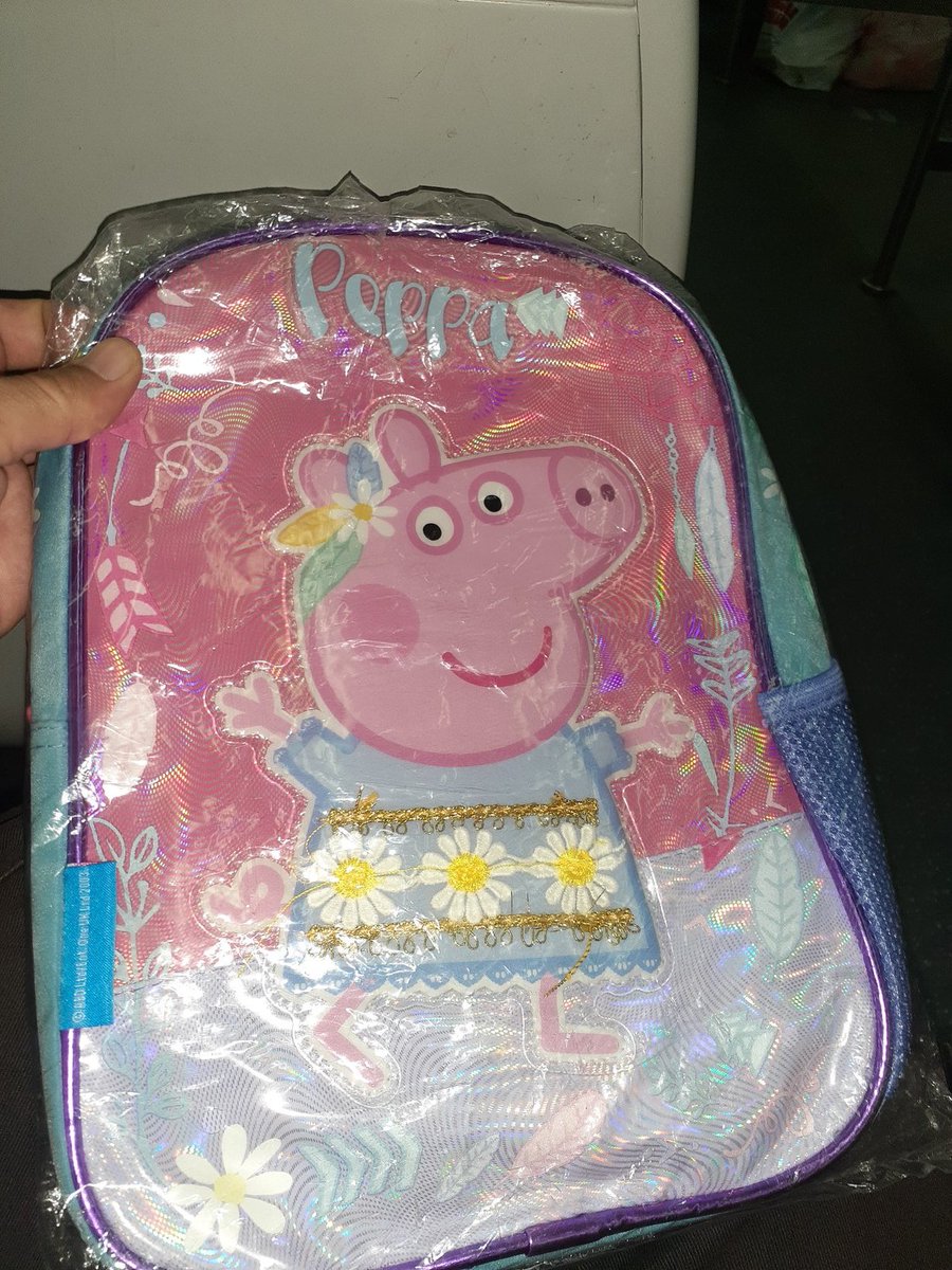Mamá que te bajaste del #TrenRoca y te diste cuenta cuando cerraron las puertas q te olvidaste la mochila recién comprada, la tengo yo, sé lo q le cuesta a los laburantes comprar todo. Me ayudan con un RT por favor? para devolverla.