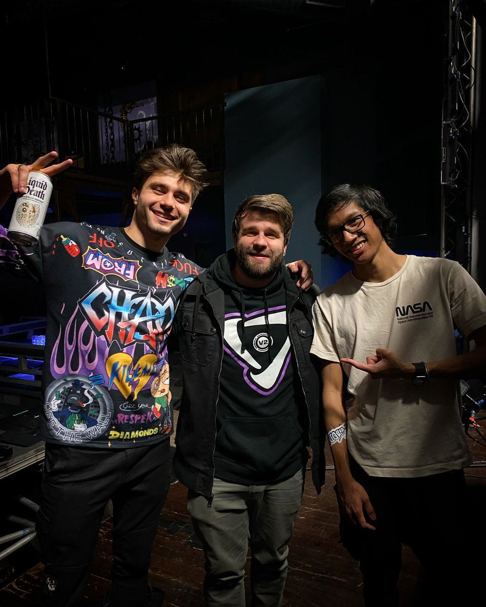 IanJames_H's tweet photo. 10/10 music and vibes with @ihavenomanas + @whoiseddie_ last night! โ๏ธ๐ถ
#TherapyThursdays #Electromag #SkySLC https://t.co/Uex4kRoOWd