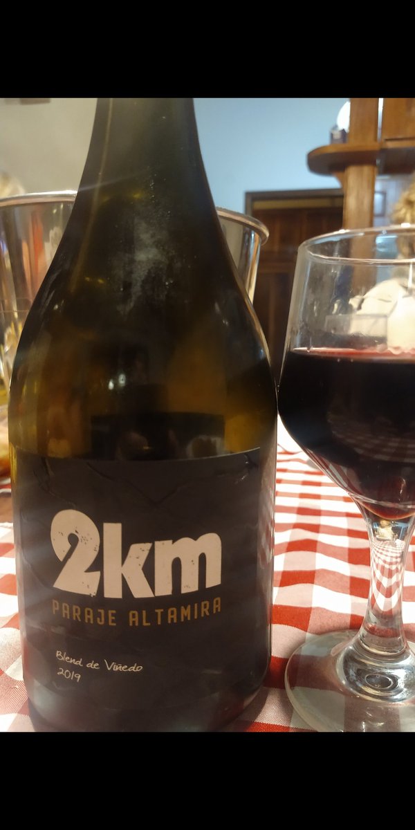 Un Blend con todo lo bueno que tiene <a href="/fincabeth/">Finca Beth</a> en Paraje Altamira. Malbec, Cabernet Sauvignon, Cabernet Franc, Pinot Noir y un toque de Chardonnay.
Con todo esto más la Enologia de <a href="/Germasera/">Germán Masera</a> era imposible que este vino no sea una 💣