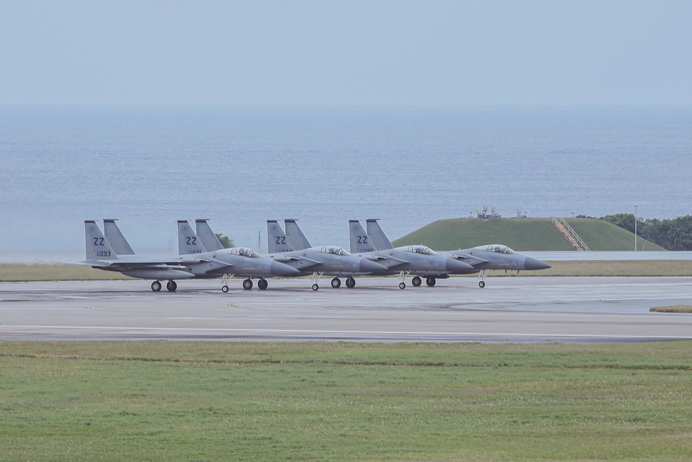 .@usairforce F-15C Eagles assigned to the 44th Fighter Squadron, taxi onto a runway before taking off in support of #JungleWarfareExercise22 at @KadenaAirBase. #FreeAndOpenIndoPacific #Readiness #Lethality 📸: Pfc. Justin J. Marty