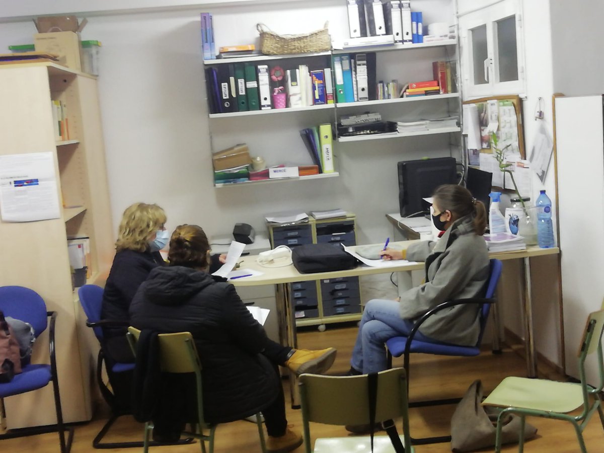 CepMenorca's tweet photo. Les mestres de les escoletes d'infantil #Joguina I #Calos de #Ciutadella treballen conjuntament reflexionant sobre optimitzar l'ús del pati com espai educatiu. Molt bona feina d'equip! 💪💪👍👍 https://t.co/0NkoD617qq