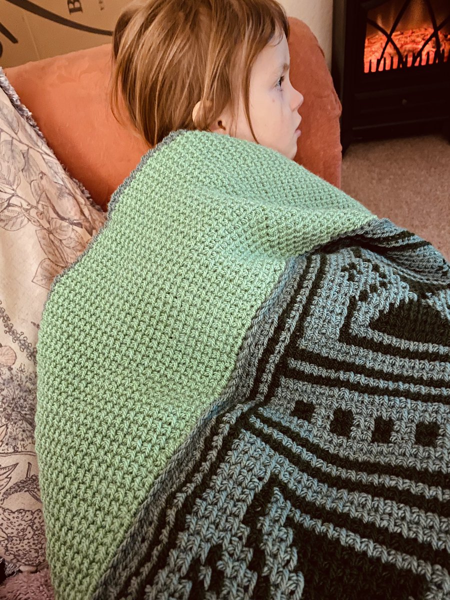 Katzillatron's tweet photo. Just one more hourglass to crochet before I can move on to the hood of Bruno’s ruana. This has taken so many weeks to make but apparently it’s lovely and snuggly! #crochet #brunomadrigal #encantomovie #WeDontTalkAboutBruno https://t.co/LYXjrBy5jO