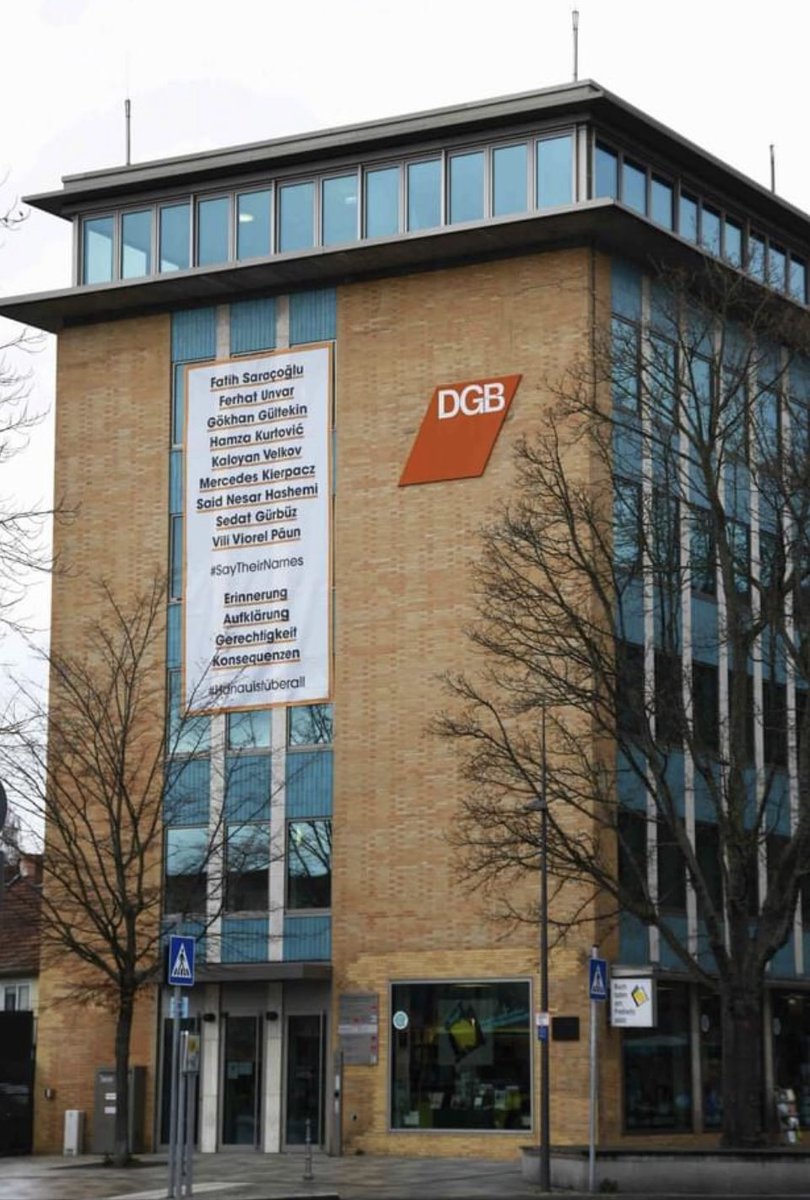 Kein Vergessen! Das Gewerkschaftshaus in Hanau erinnnert an die rassistischen Morde vom 19. Februar. Die Klarheit, mit der die Hanauer Gewerkschaften schon früher Haltung gezeigt haben, hat mich immer sehr stolz gemacht! In Gedanken bin ich heute in Hanau. No pasaran, Kollegen!