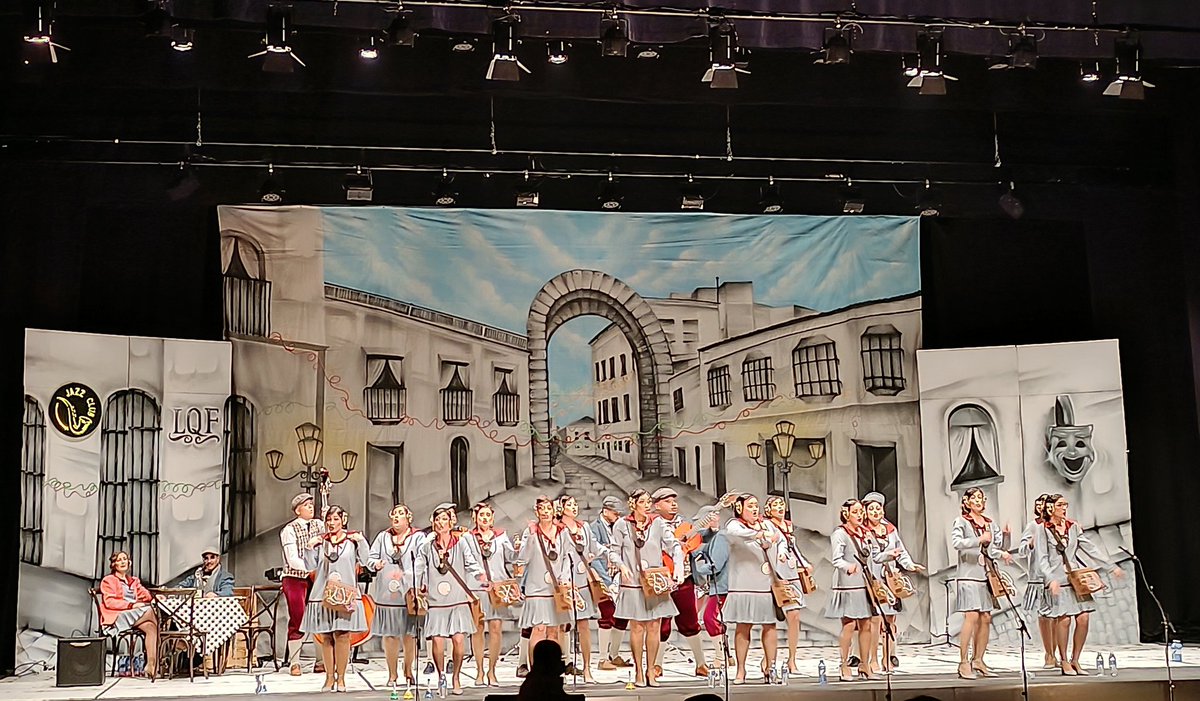 Última comparsa de la noche <a href="/ComparsaLqf/">Comparsa LQF</a> este año "El Mundo en mis Manos" unas telefonistas muy elegantes con unas voces impresionantes y una escenografía que enamora #CarnavalTVEX 🎭