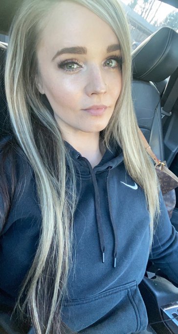 Lunch break selfies 🥸 https://t.co/UKe1k2ggLB