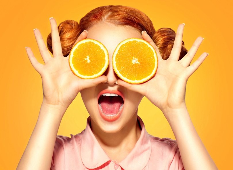 She likes oranges. Девушка с апельсинами. Фотосессия с апельсинами. Девушка с долькой апельсина. Девушка с апельсинами вместо глаз.