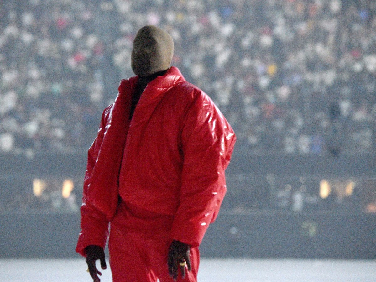 barstoolsports's tweet photo. Kanye West Is Charging Us $200 To Listen To Donda 2 https://t.co/5RwCTJTy0C https://t.co/Y5thhu01yw