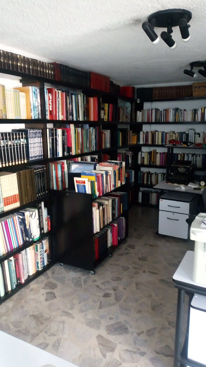OdysseoBookNet's tweet photo. @mlucascir, integrante de @Liber_tarioz nos comparte un poco de su extraordinaria biblioteca. ¡Miren nada más! 😍📚✍️🤗 #libros #books #lectores #literatura #WritingCommunity #ReadingComunity #writerslife #escritores https://t.co/2kaT2NVYNS