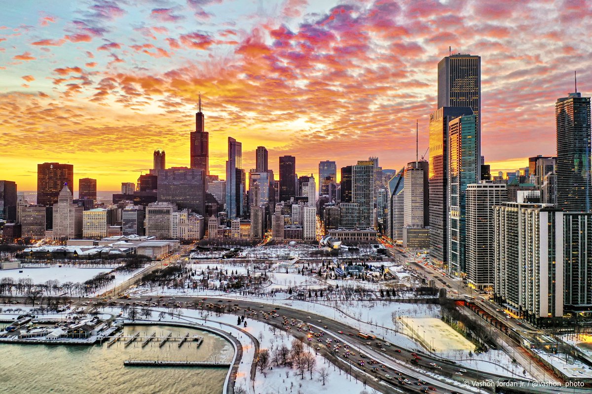 Friday night sunset over a frosted Chicago. This was a beauty best seen in person. 🌆😍❄️