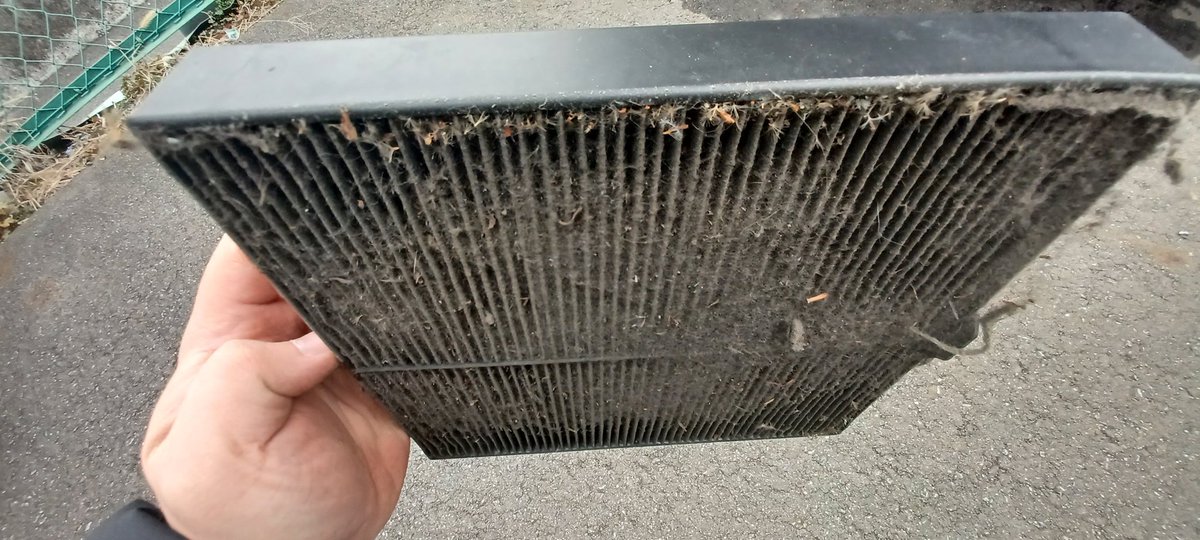 暇だからエアコンフィルターでも交換しよーって開けてびっくり、窒息するかと思った笑

新車から一回も変えてないやろこれ！！！