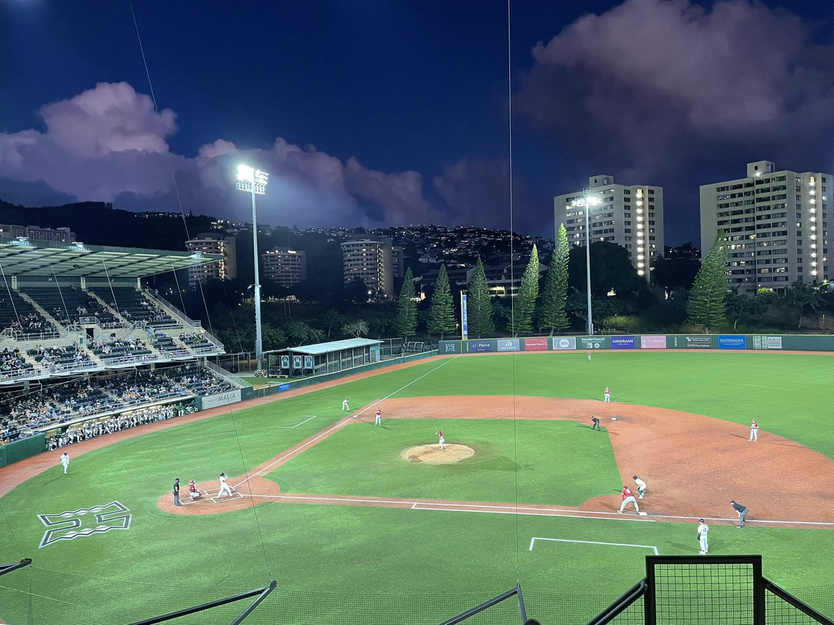 PeterBBoylan's tweet photo. Friday at The Les. Glorious. Let’s #GoBows #HawaiiBSB https://t.co/dlzE0tqixq