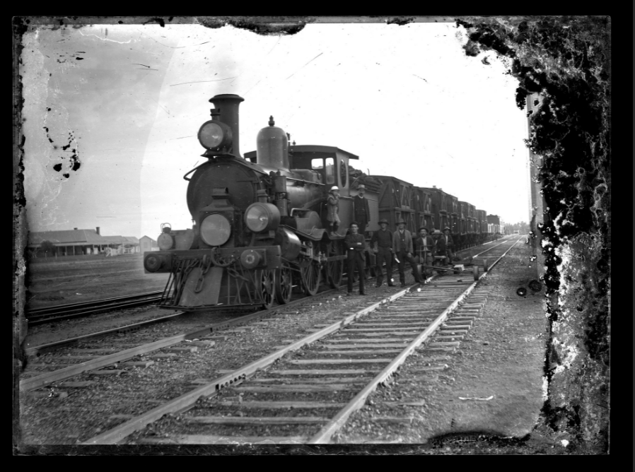 ozbob13's tweet photo. Train, unknown location, John Albert Goldthorpe 1st left on track.
UON https://t.co/ky1F7z5JYa
Interesting photograph, locomotive has *** three headlights ***.
Anyone know the loco class?  Location?
Appears to be 4-4-0. https://t.co/ZpLnSGyYlG