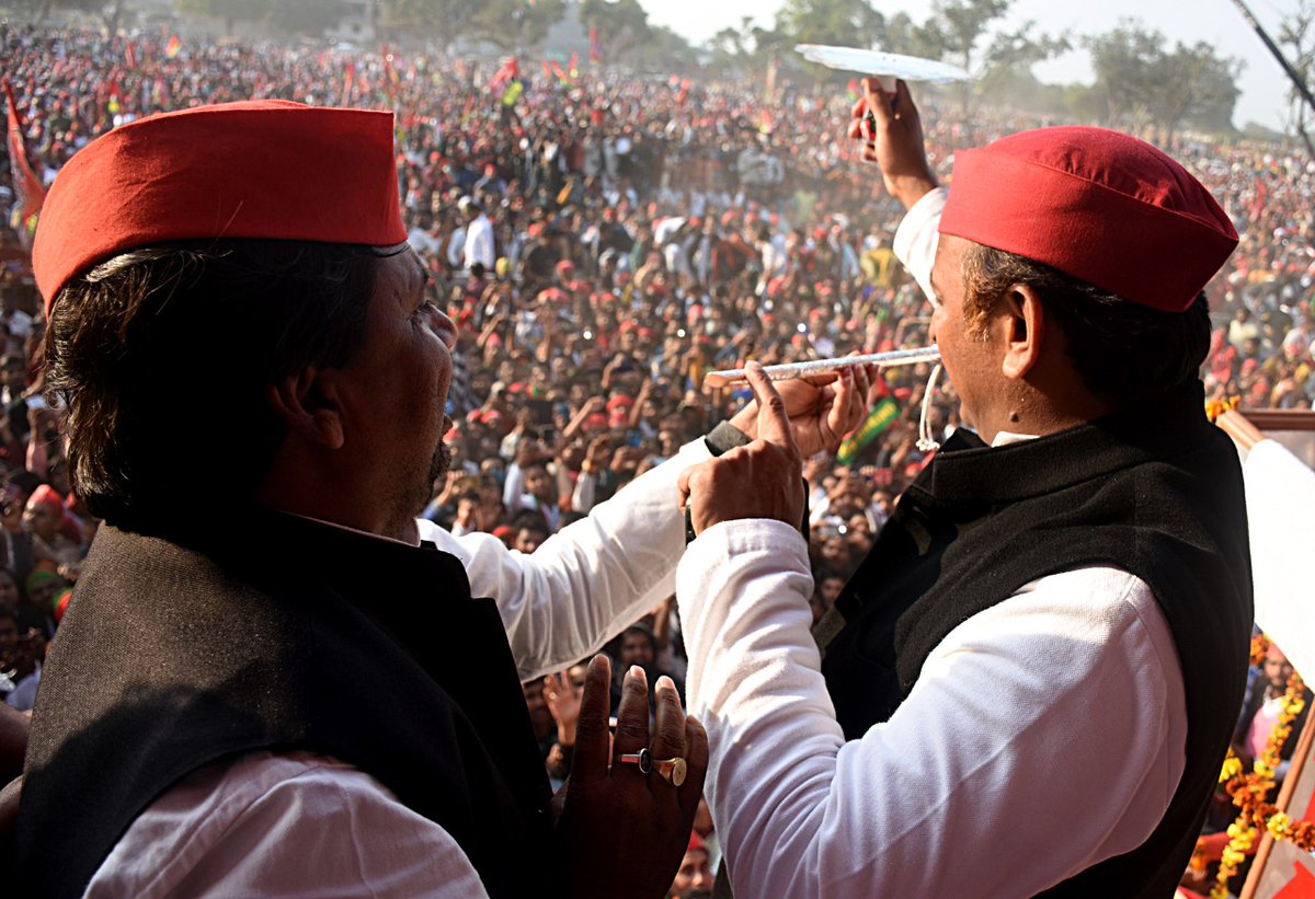 पश्चिम तो बस झांकी है,
पुर्वांचल अभी बाकी है।

<a href="/yadavakhilesh/">Akhilesh Yadav</a> @samajwadipradip