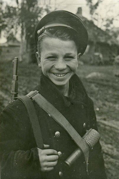 Как же быстро взрослеют мальчишки на войне..
На фото 14-летний сын полка  Федя ПОЛИКАРПОВ. 1942 г